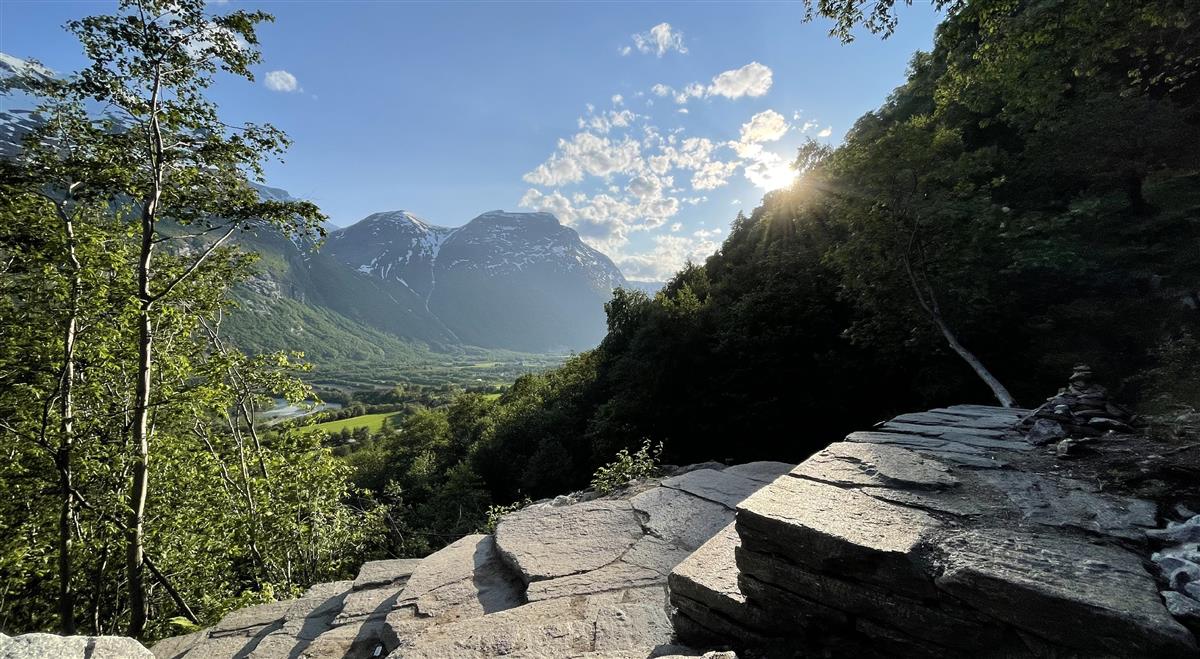 Trappa opp til vinnufossen i sol med oversikt over dalen - Klikk for stort bilde